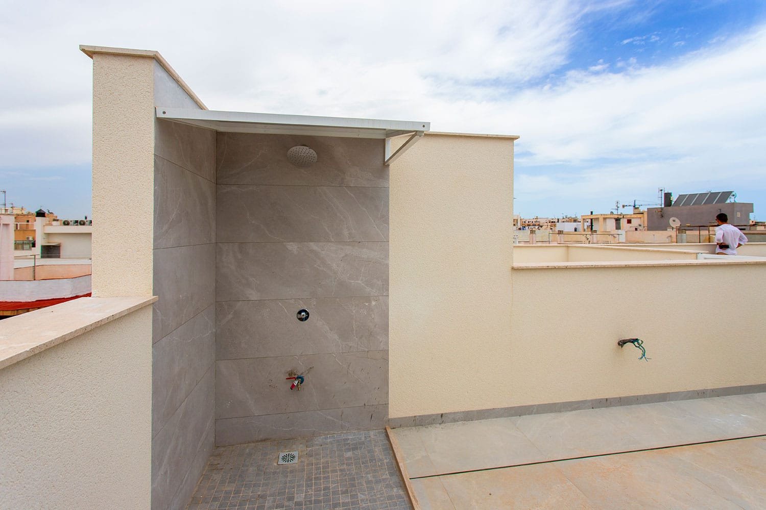 Neubauwohnung in Torrevieja zu verkaufen. Die Wohnung im dritten Stock bietet 2 geräumige Schlafzimmer, 2 Badezimmer (eins davon Ensuite), einen offe