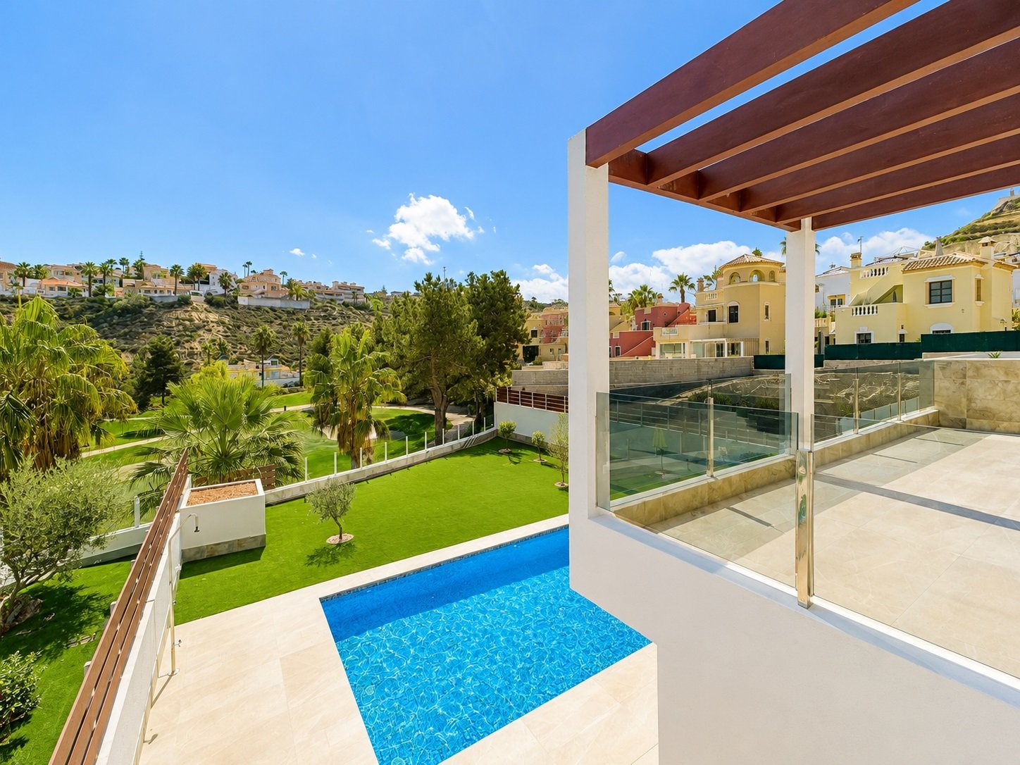 Ciudad Quesada:  In der renommierten Ciudad Quesada gelegen, bietet dieses exklusive unabhängige Wohnhaus ein unvergleichliches Lebensumfeld. Entworfen für diejenigen 