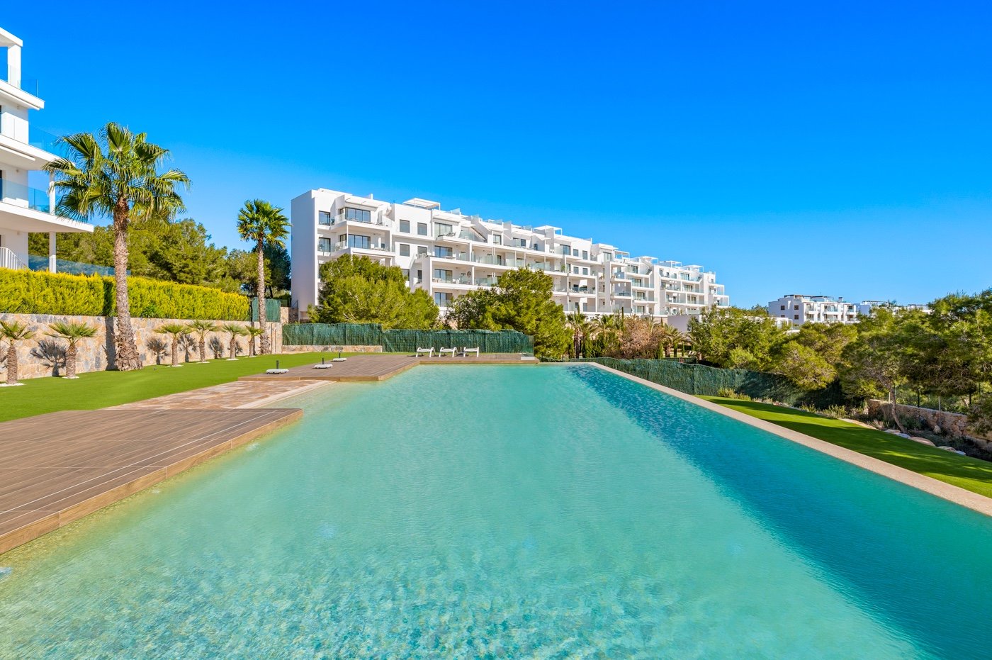 Erleben Sie mediterranes Wohnen der Extraklasse in diesem exklusiven Luxusapartment in der begehrten Wohnanlage Níspero innerhalb des Las Colinas Gol