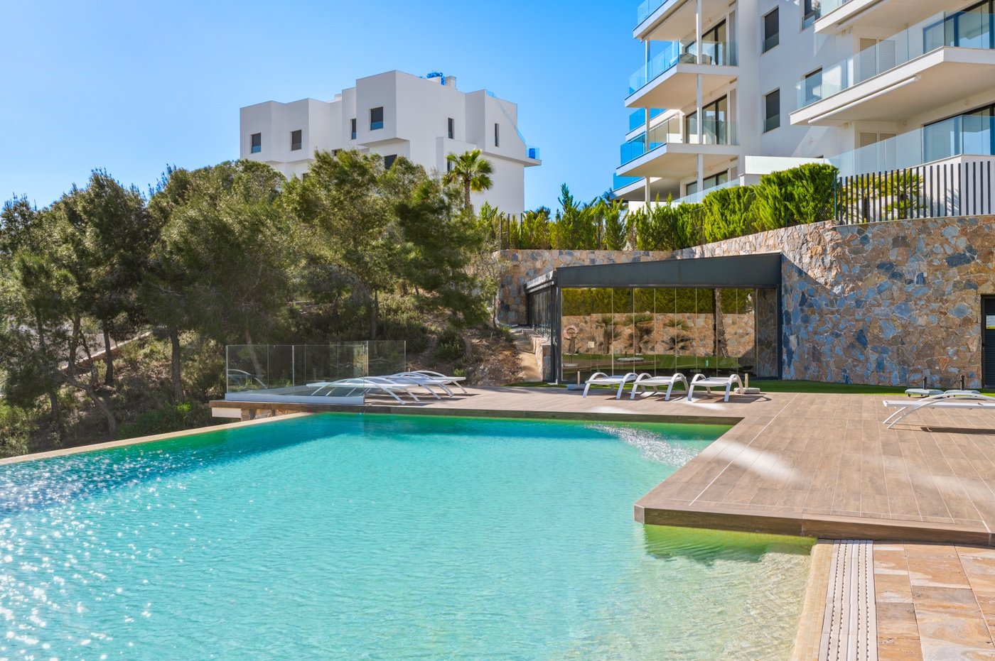 Erleben Sie mediterranes Wohnen der Extraklasse in diesem exklusiven Luxusapartment in der begehrten Wohnanlage Níspero innerhalb des Las Colinas Gol