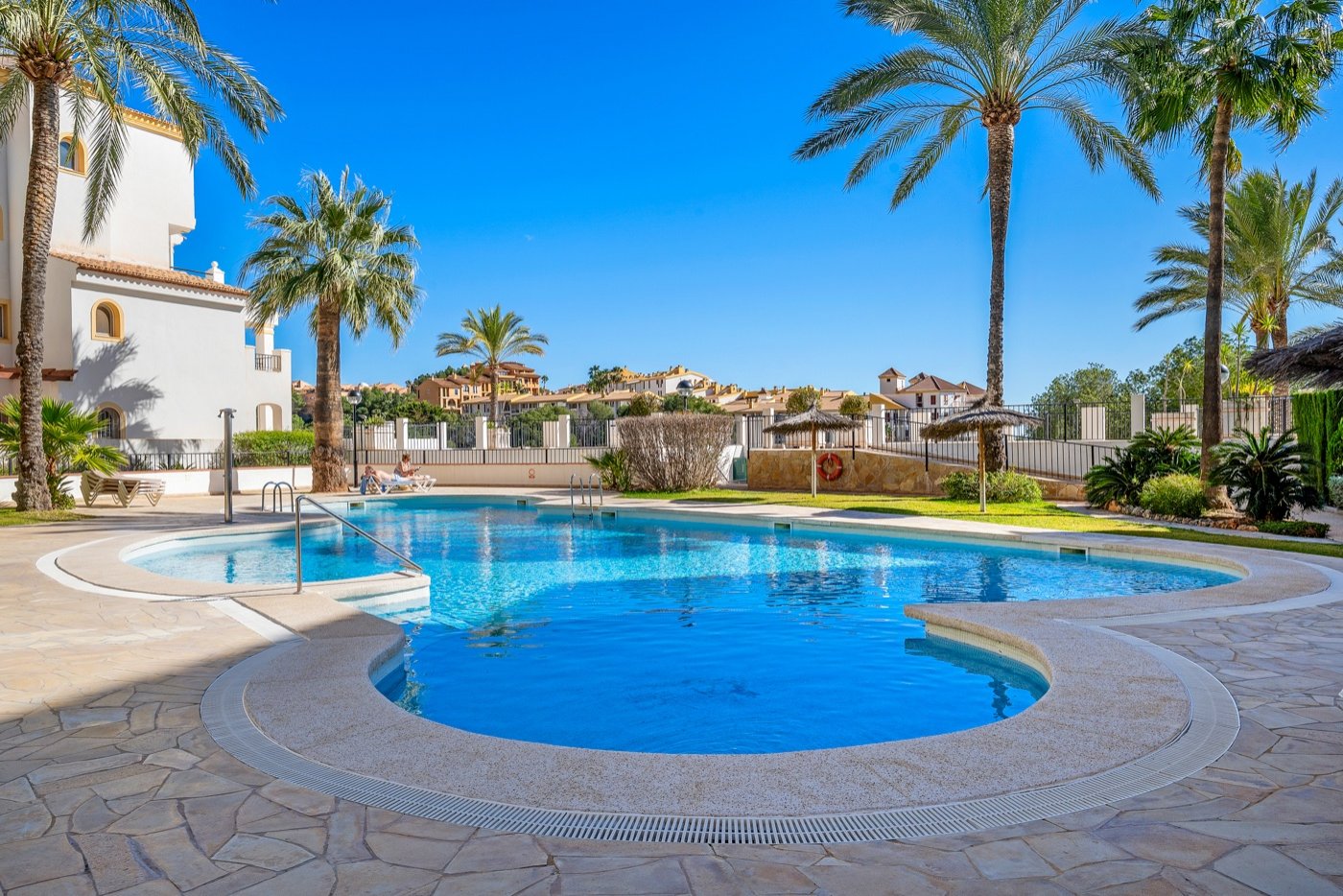 This beautifully renovated apartment is located in an excellently maintained resort with beautifully landscaped gardens and a communal swimming pool