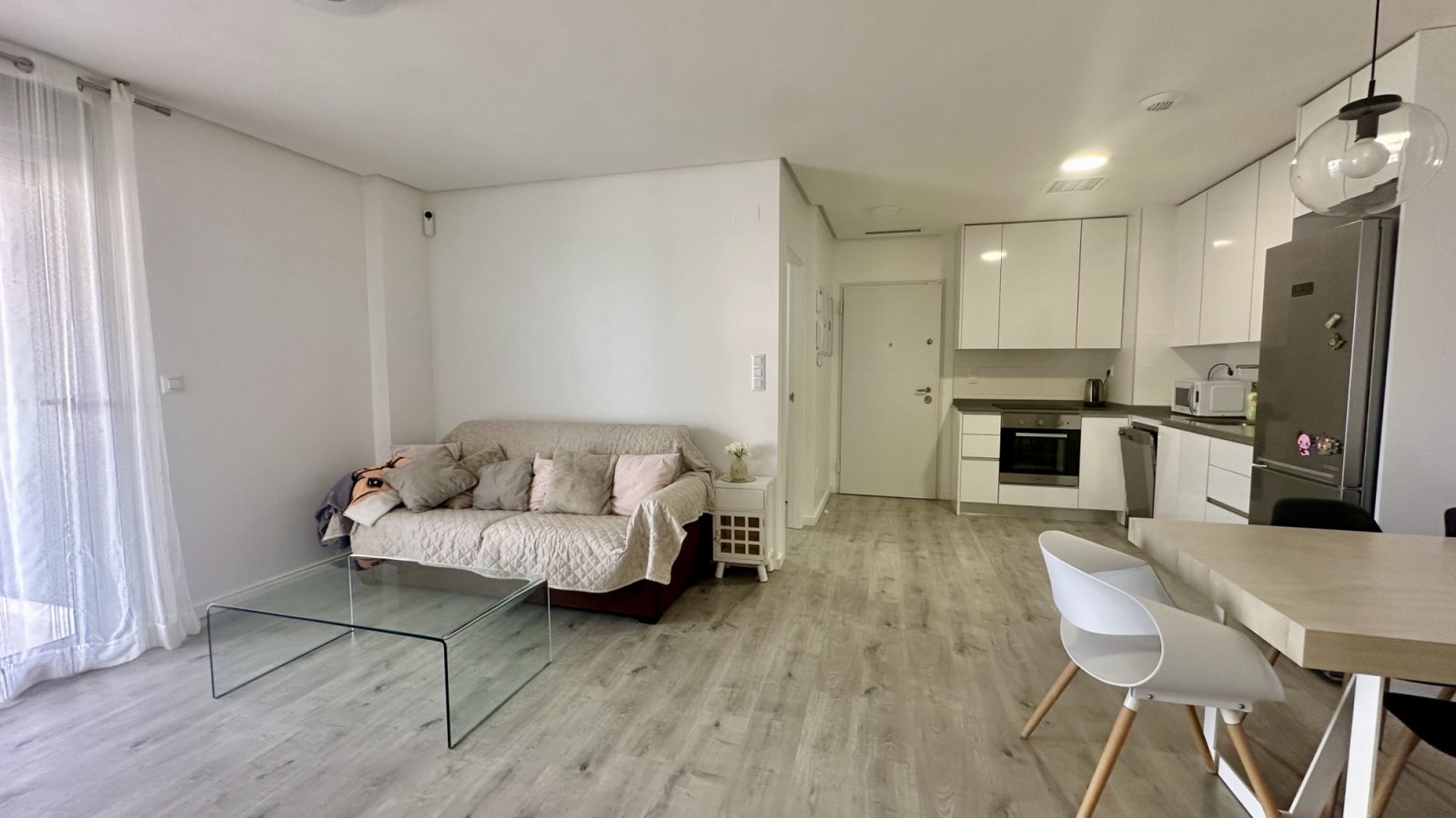 Entdecken Sie dieses elegante und komplett möblierte Apartment in der begehrten Wohnanlage Green Hills in Villamartín, Orihuela Costa. Die Immobilie