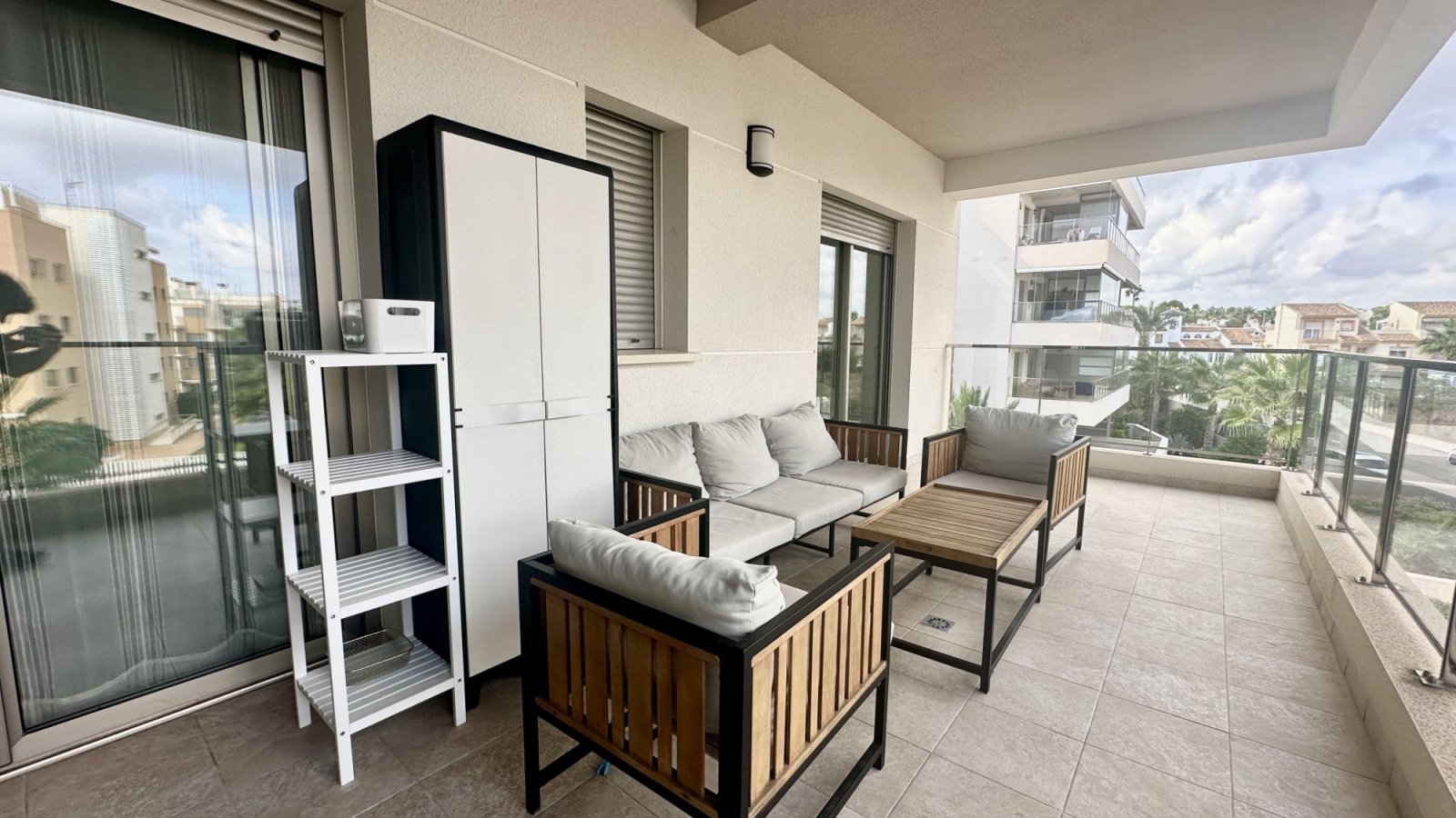Entdecken Sie dieses elegante und komplett möblierte Apartment in der begehrten Wohnanlage Green Hills in Villamartín, Orihuela Costa. Die Immobilie