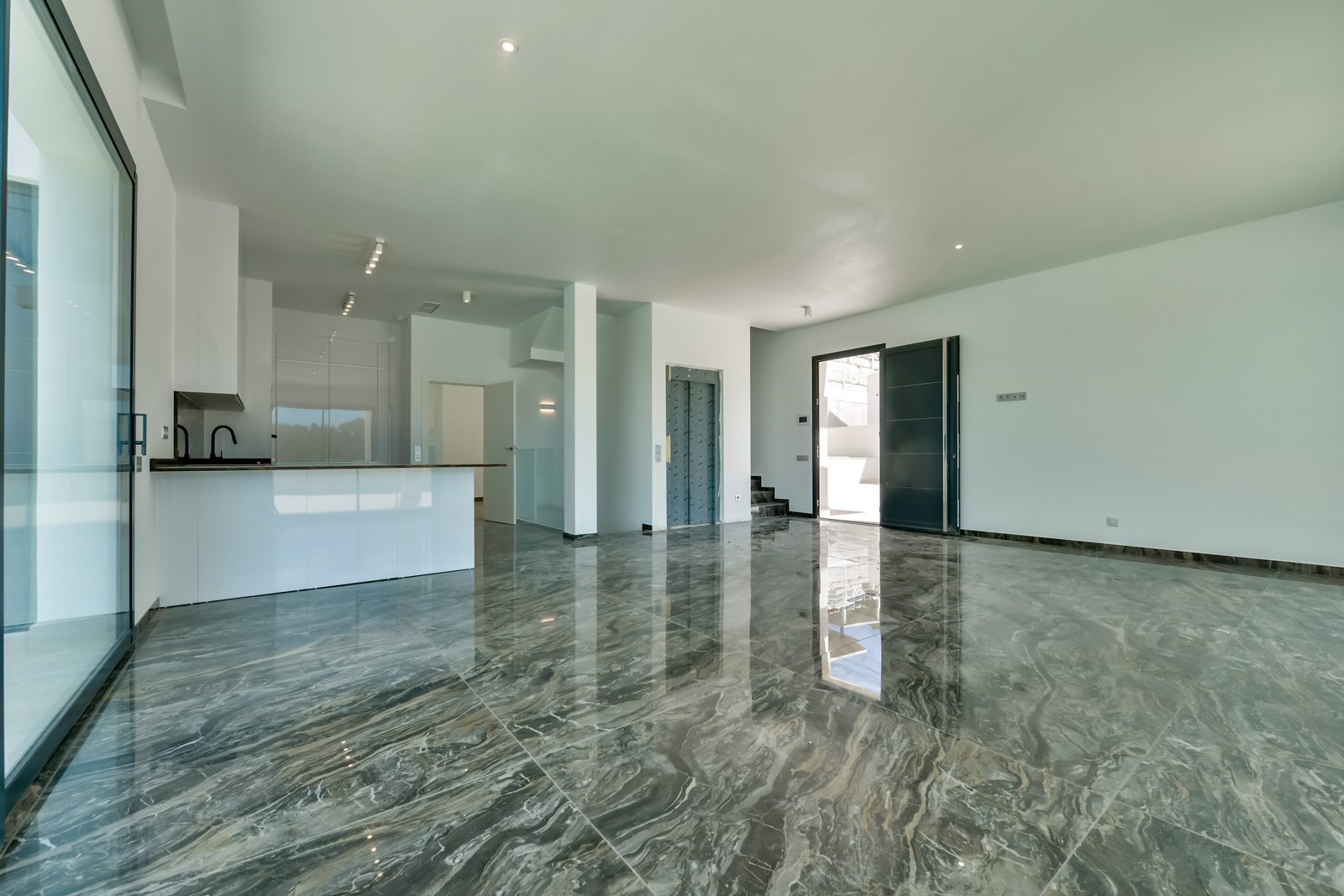 In der charmanten Stadt Finestrat gelegen, bietet diese Villa ein außergewöhnliches Wohnerlebnis. Mit Meerblick befindet sich diese Immobilie nur 5 k