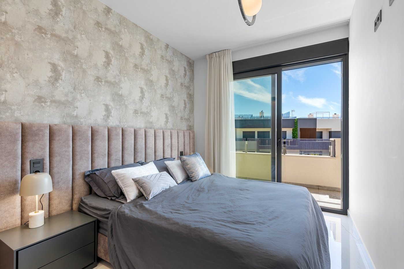 Diese zweistöckige Wohnung befindet sich im exklusiven Wohnkomplex Amanecer Deluxe und bietet eine ideale Kombination aus Lage, Komfort und Meerblick