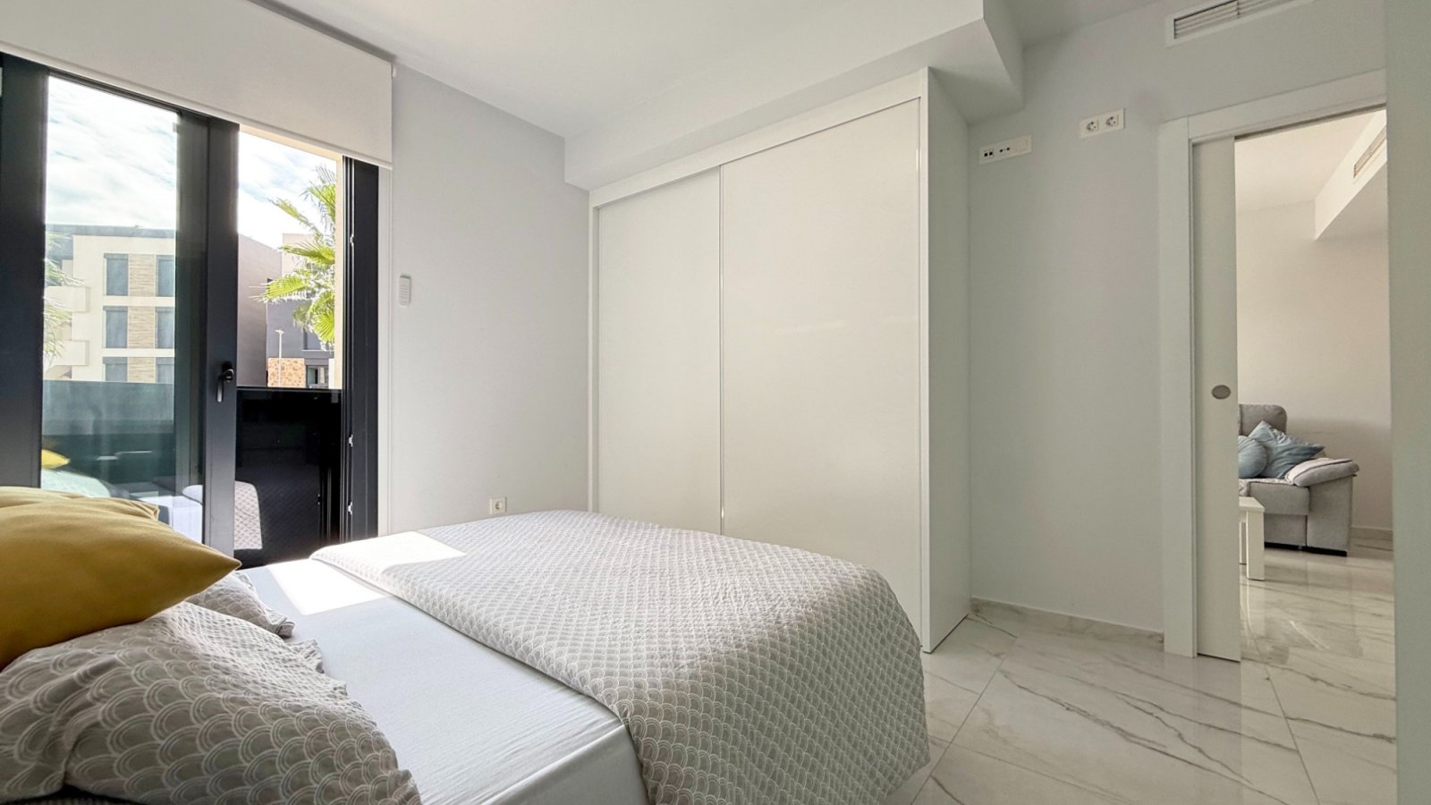 Gelegen in einer sicheren, abgeschlossenen Wohnanlage im Herzen von Los Altos bietet diese stilvolle Wohnung im ersten Stock eine perfekte Kombinatio