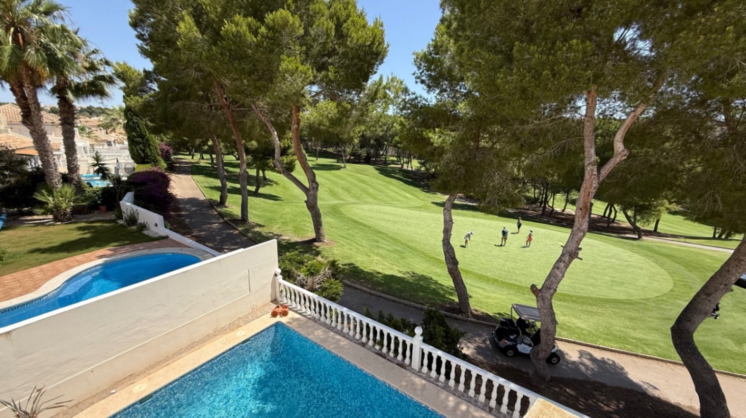 Große freistehende Villa mit 4 Schlafzimmern, 2 Bädern in erster Reihe zum Las Ramblas Golfplatz.
Diese sehr gut gepflegte Villa verfügt au