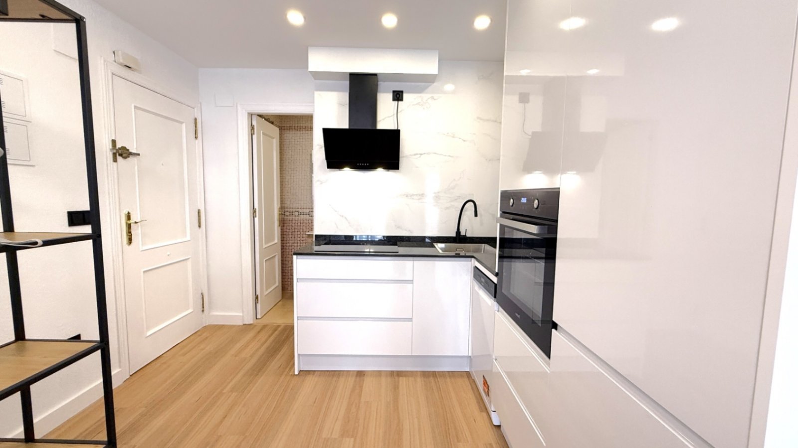 Entdecken Sie diese wunderschön komplett renovierte 2-Zimmer, 1-Badezimmer Wohnung in der Calle Villa Madrid, Torrevieja, nur einen kurzen Spaziergan