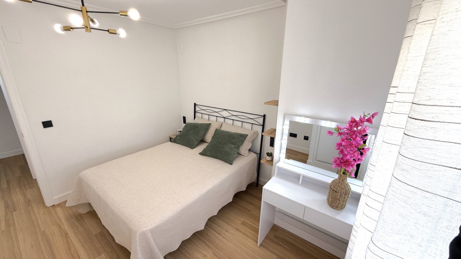 Entdecken Sie diese wunderschön komplett renovierte 2-Zimmer, 1-Badezimmer Wohnung in der Calle Villa Madrid, Torrevieja, nur einen kurzen Spaziergan