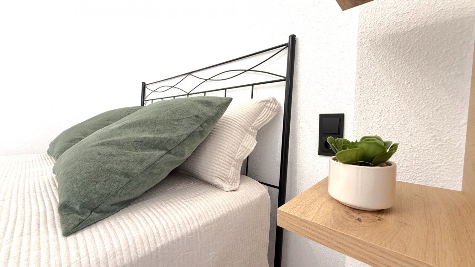 Entdecken Sie diese wunderschön komplett renovierte 2-Zimmer, 1-Badezimmer Wohnung in der Calle Villa Madrid, Torrevieja, nur einen kurzen Spaziergan