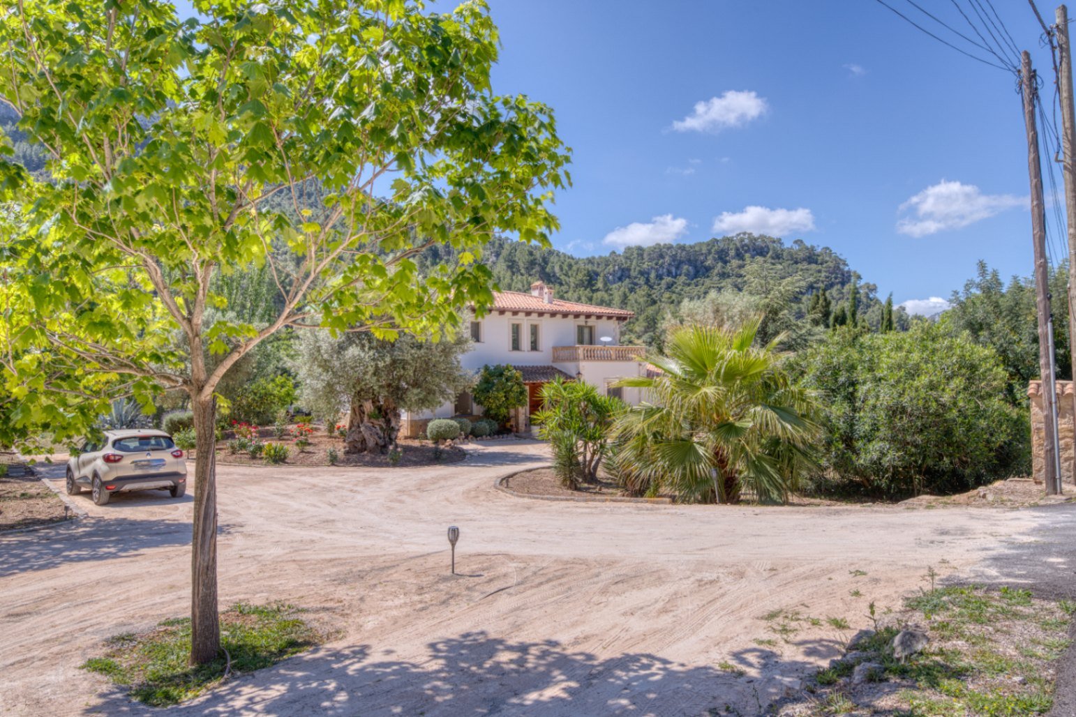 Entdecken Sie diese charmante Villa, die versteckt im geschützten Naturpark Son Cabaspre liegt, auf einem weitläufigen, 8.000 m² großen ländlichen Gr