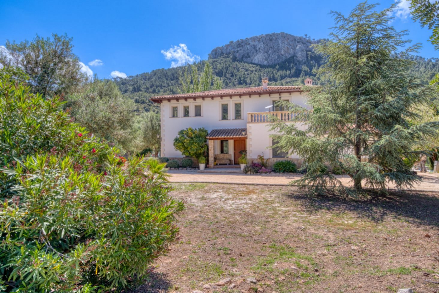 Entdecken Sie diese charmante Villa, die versteckt im geschützten Naturpark Son Cabaspre liegt, auf einem weitläufigen, 8.000 m² großen ländlichen Gr
