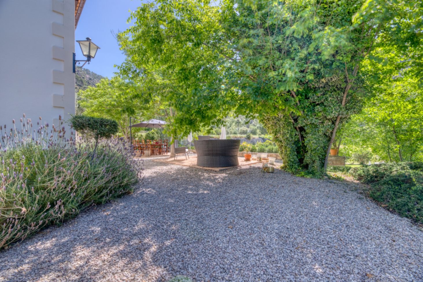 Entdecken Sie diese charmante Villa, die versteckt im geschützten Naturpark Son Cabaspre liegt, auf einem weitläufigen, 8.000 m² großen ländlichen Gr
