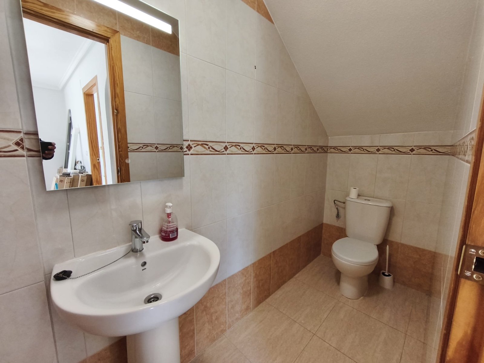 

Entdecken Sie diesen wunderschönen Bungalow auf zwei Etagen mit Dachterrasse, gelegen auf einem privaten Grundstück in d