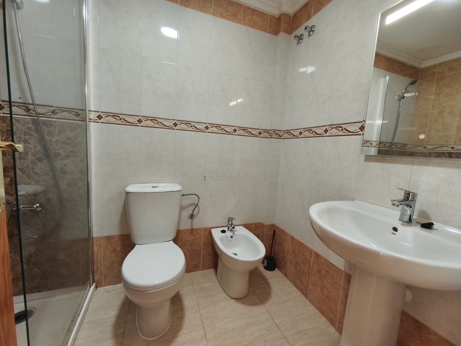 

Entdecken Sie diesen wunderschönen Bungalow auf zwei Etagen mit Dachterrasse, gelegen auf einem privaten Grundstück in d