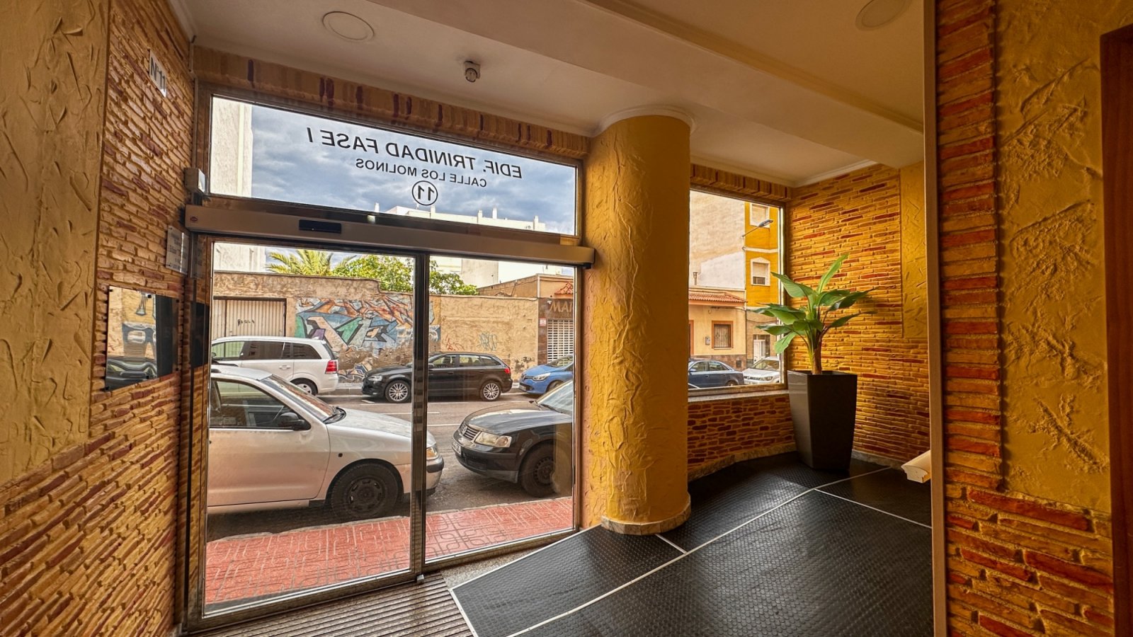 Dieses atemberaubende, komplett renovierte Apartment mit 3 Schlafzimmern und 2 Bädern im Herzen von Torrevieja verkörpert modernen Luxus.
&am