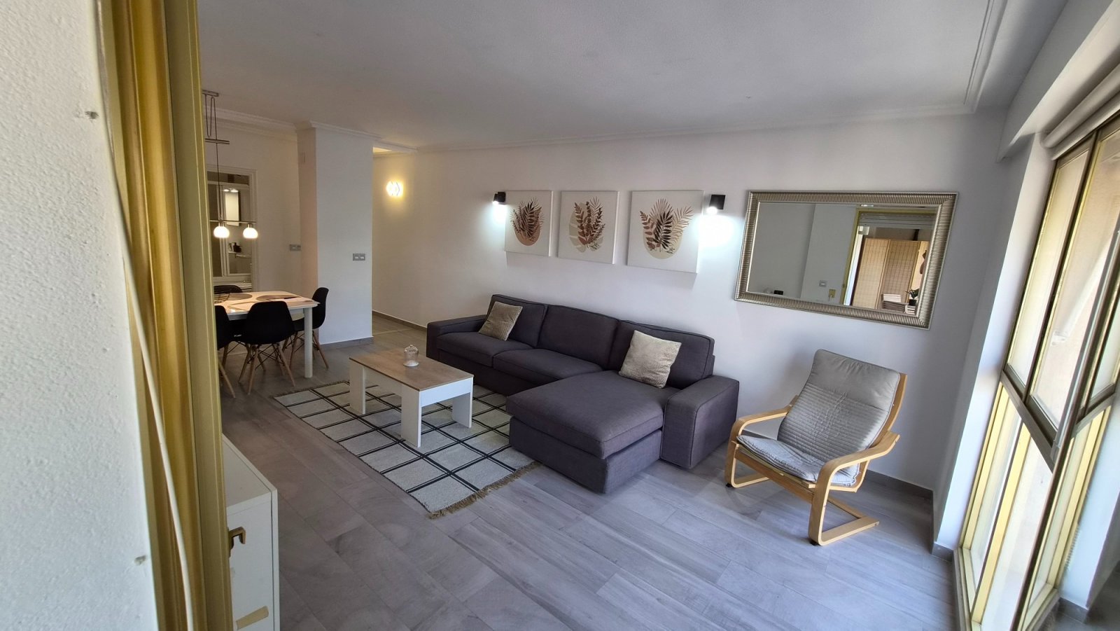 Wir präsentieren Ihnen diese spektakuläre, renovierte Wohnung im Herzen von Torrevieja, nur wenige Schritte vom neuen Yachthafen Paseo del Mar entfer