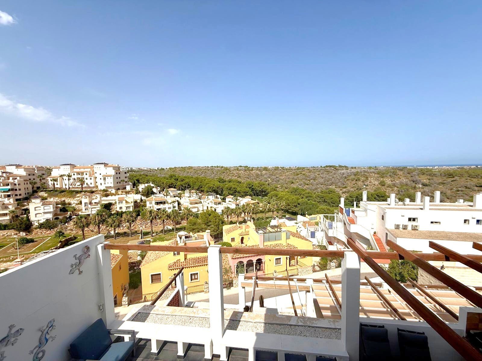 Beautifully presented penthouse with excellent views from the 50 m2 large terrace all along the open plan living, dining and kitchen area. 