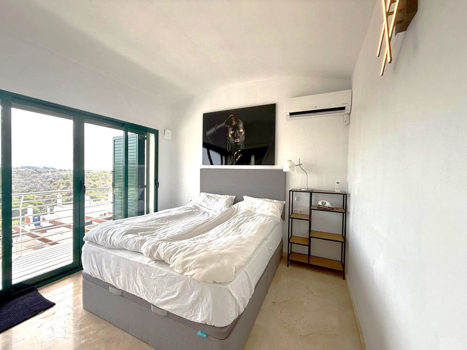 Beautifully presented penthouse with excellent views from the 50 m2 large terrace all along the open plan living, dining and kitchen area. 