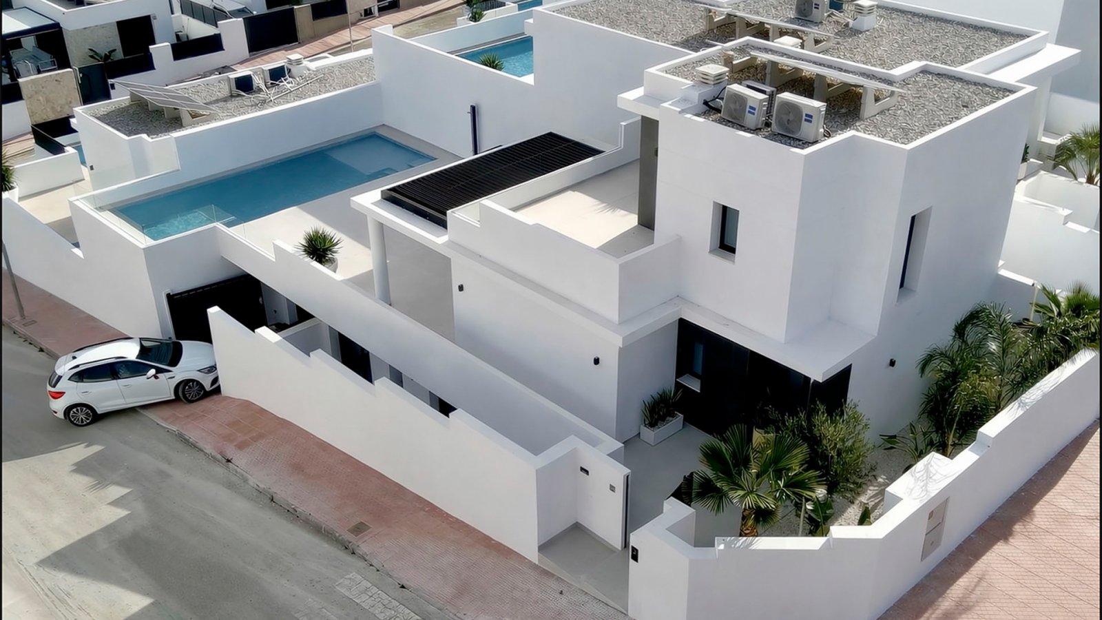 In der prestigeträchtigen Gegend von Ciudad Quesada gelegen, bietet diese freistehende Immobilie eine exklusive Umgebung mit Meerblick. Entworfen für