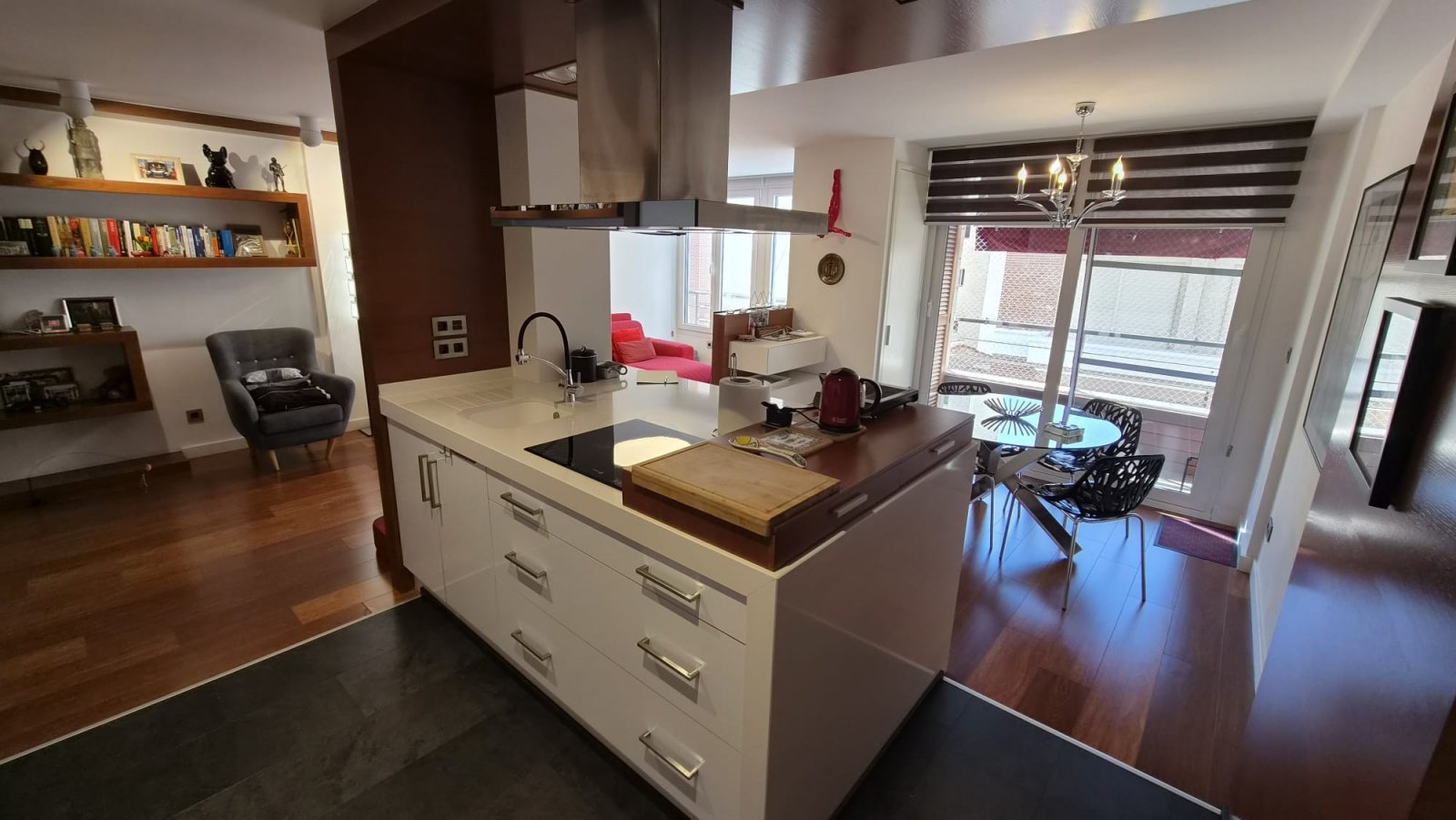 Spektakuläre Luxuswohnung mit 4 Schlafzimmern, die in 3 geräumige Schlafzimmer mit Ankleidezimmern umgewandelt wurden.

Di
