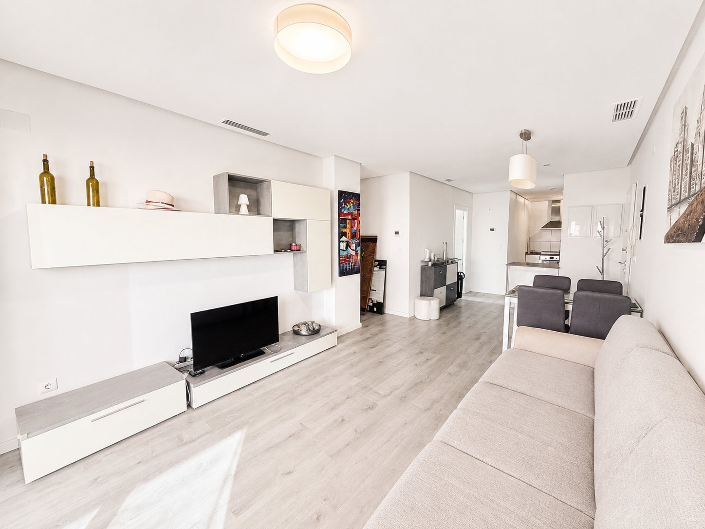 Don’t miss this fantastic opportunity to own a beautiful modern apartment in the highly sought-after and ever-popular area of Los Dolses. 