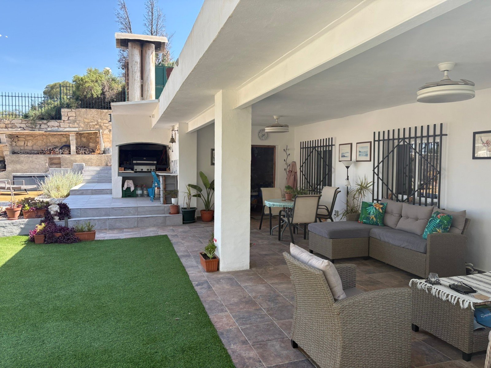 Renovated 4-Bedroom Country Villa Near Elche & Aspe

Set in a countryside location on the outskirts of Elche, thi