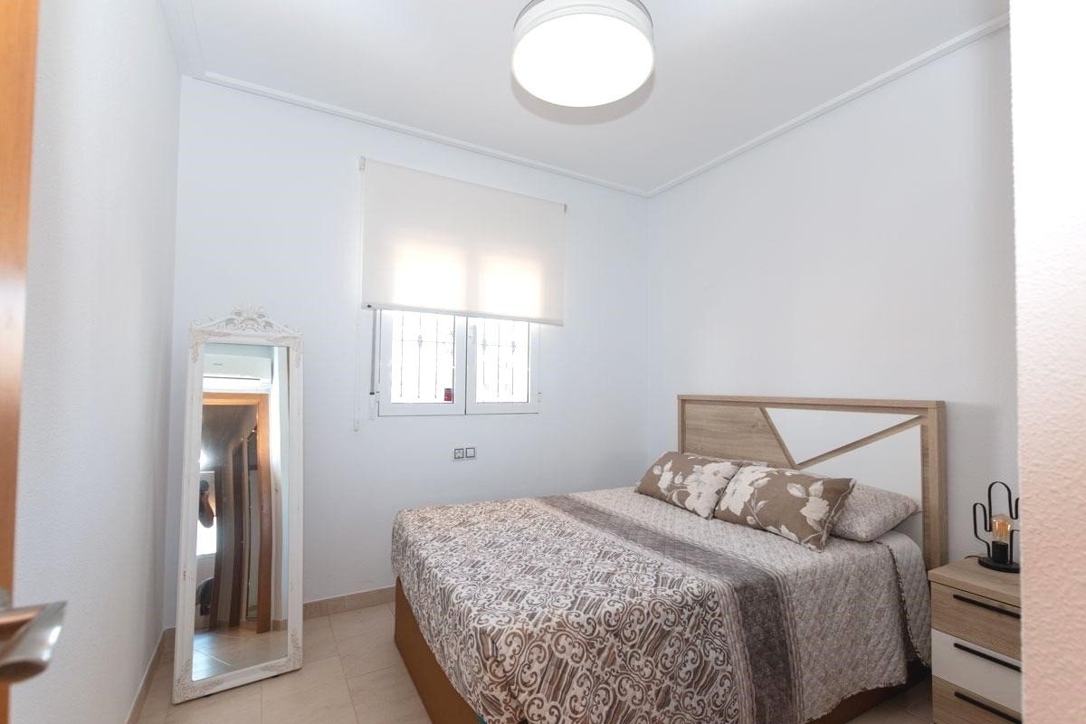 This South-East Facing, Three Bedroom, 2nd Floor Apartment in Los Dolses, Villamartin, is located in a desirable area of the Orihuela Costa, just a
