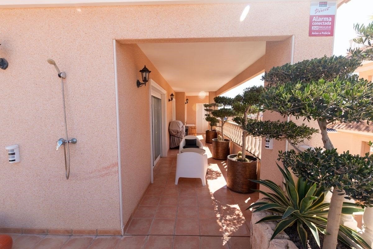 This South-East Facing, Three Bedroom, 2nd Floor Apartment in Los Dolses, Villamartin, is located in a desirable area of the Orihuela Costa, just a