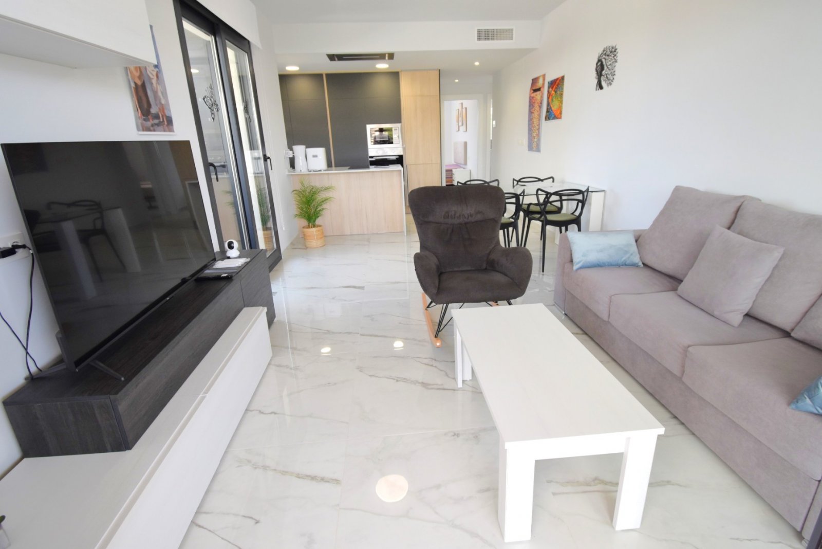 This West Facing, Two Bedroom, Second Floor Apartment in Los Altos is located within a 10 minute walk of a main chain supermarket, JYSK furniture st