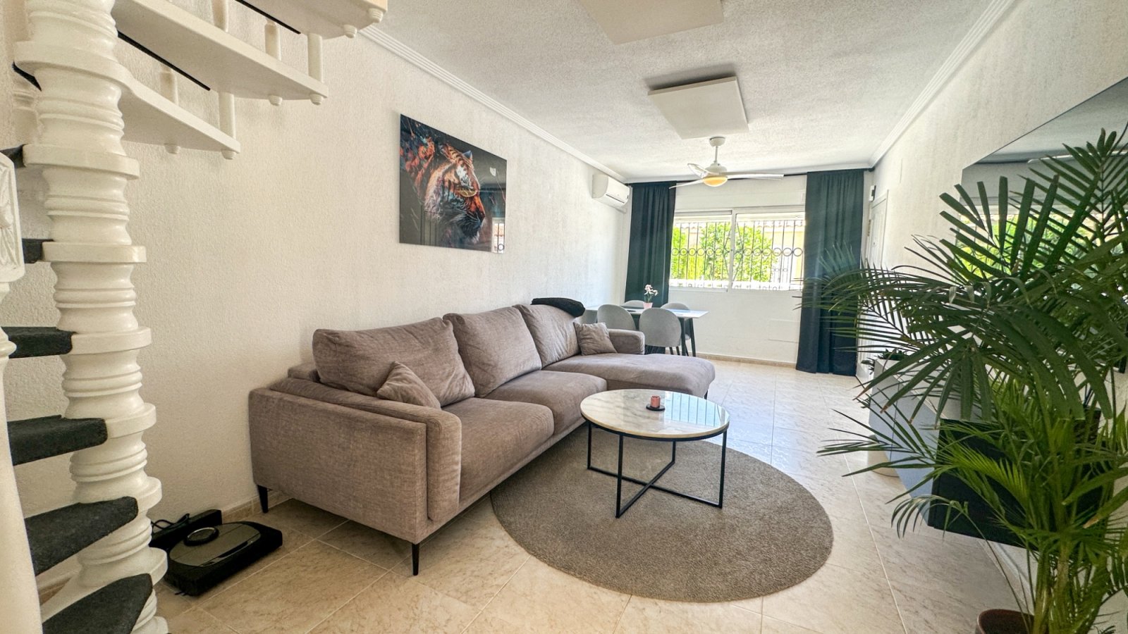 Trevligt och fullt möblerat radhus med en stor privat trädgård och en rymlig veranda. Bostaden har 4 sovrum och 2 badrum samt en stor terrass på 14 m