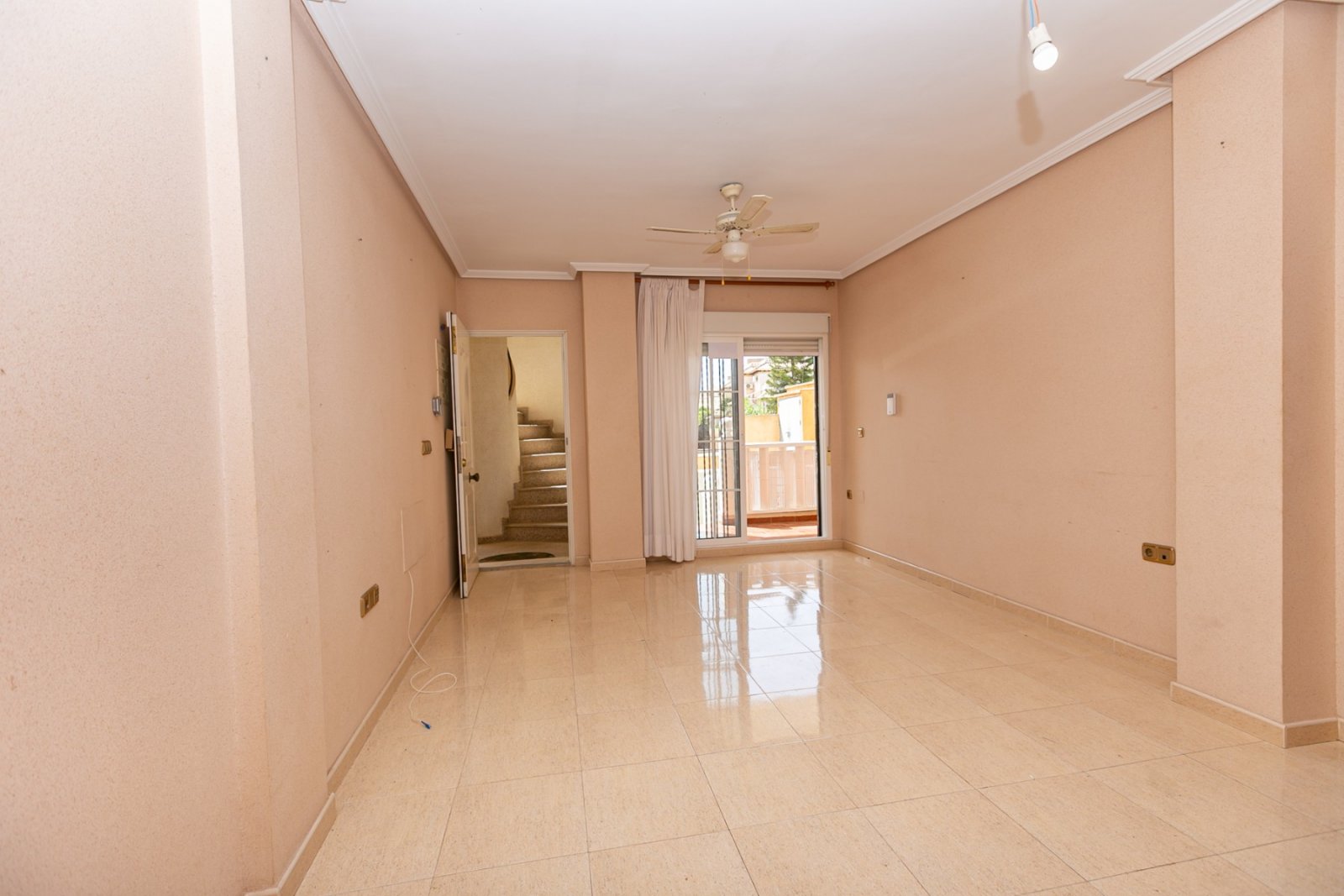 Wir freuen uns, Ihnen diese fantastische Gelegenheit zum Erwerb einer charmanten Immobilie in Lomas de Cabo Roig, Orihuela Costa, präsentieren zu dür
