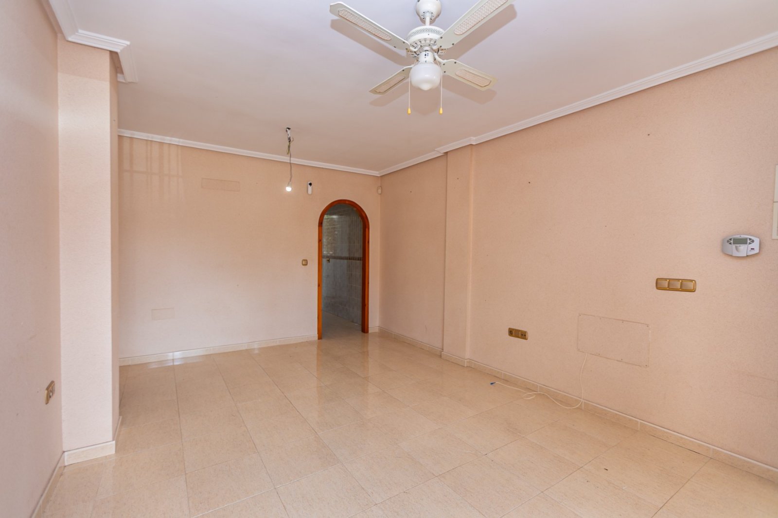 Wir freuen uns, Ihnen diese fantastische Gelegenheit zum Erwerb einer charmanten Immobilie in Lomas de Cabo Roig, Orihuela Costa, präsentieren zu dür