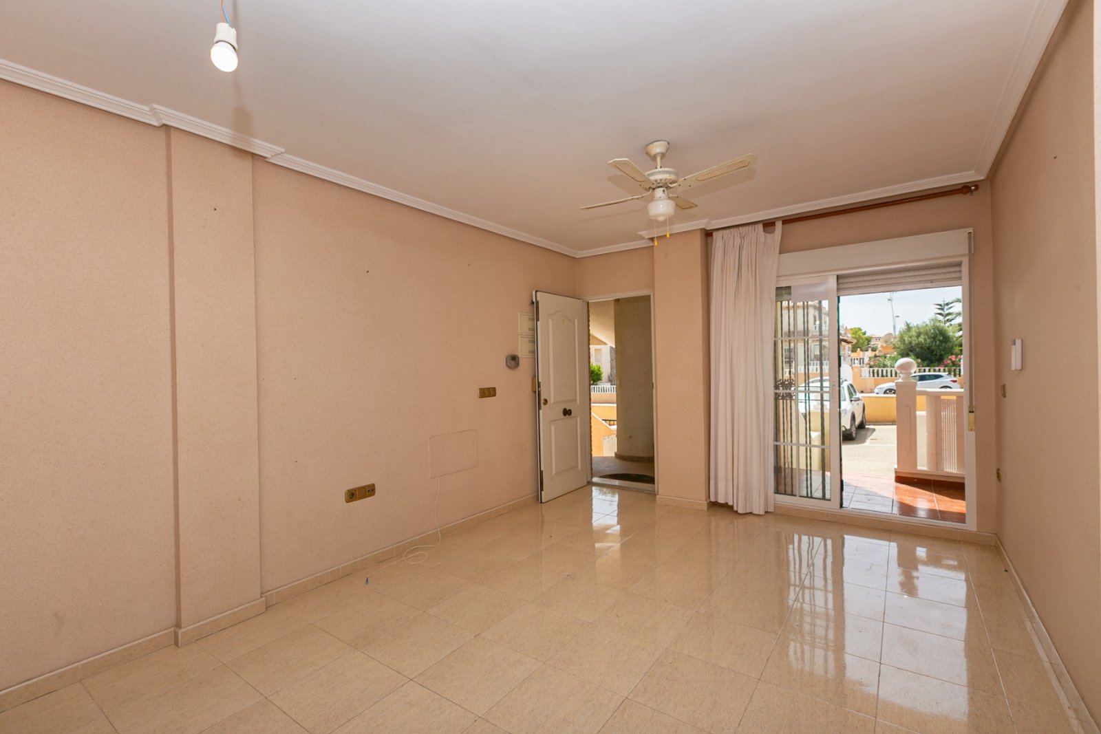 Wir freuen uns, Ihnen diese fantastische Gelegenheit zum Erwerb einer charmanten Immobilie in Lomas de Cabo Roig, Orihuela Costa, präsentieren zu dür