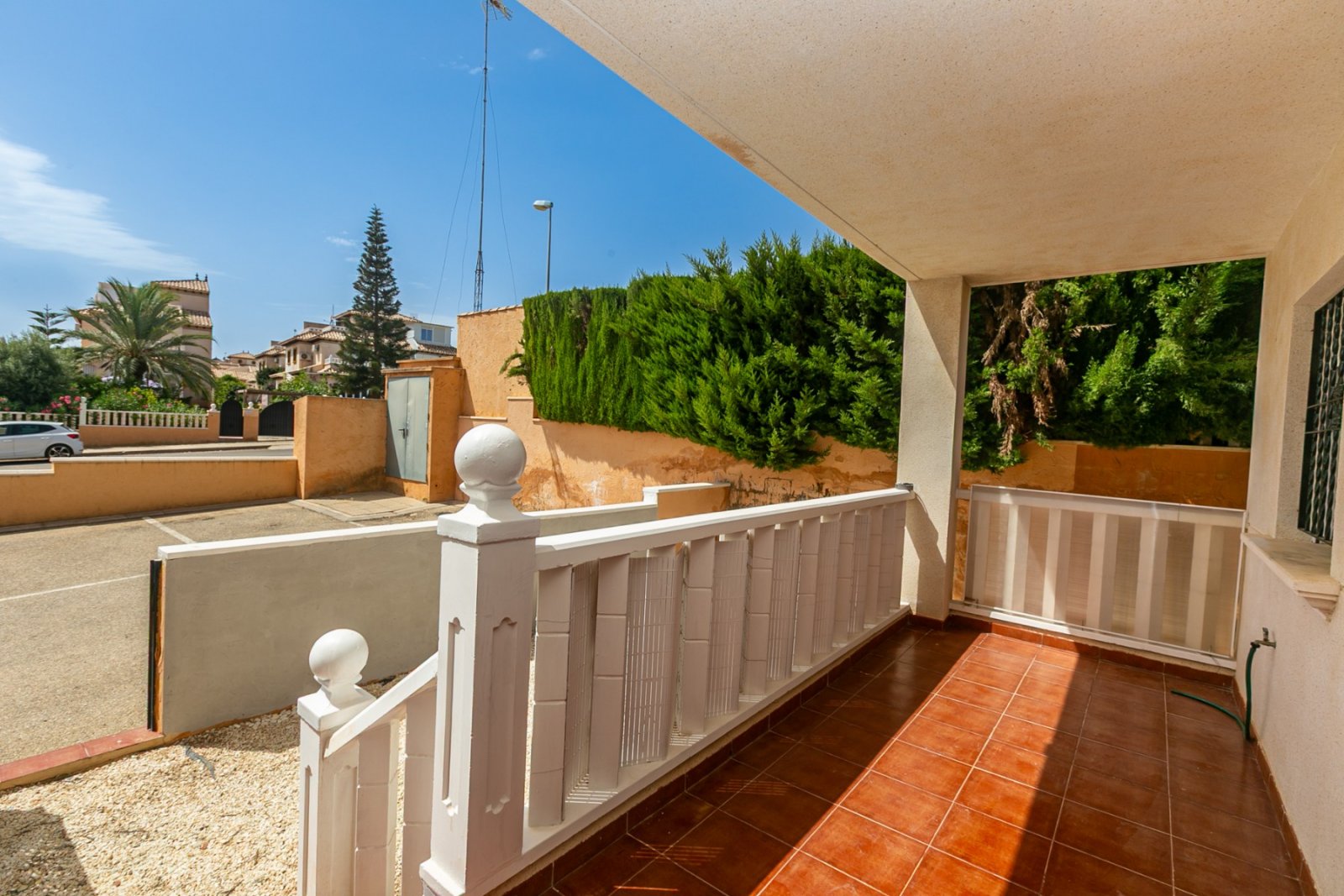 Wir freuen uns, Ihnen diese fantastische Gelegenheit zum Erwerb einer charmanten Immobilie in Lomas de Cabo Roig, Orihuela Costa, präsentieren zu dür