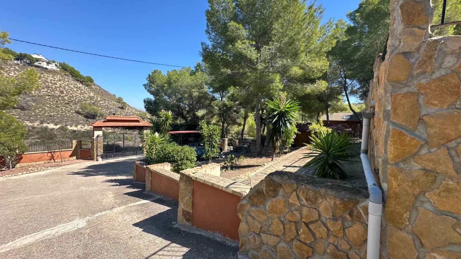 Entfliehen Sie in Ihr eigenes privates Landidyll in Torremendo mit dieser einzigartigen Immobilie, die rustikalen Holzcharme mit modernem Wohnen verb