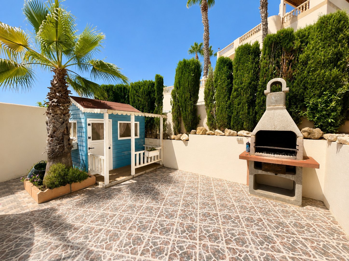 We are proud to present this exceptional 5-bedroom, 3-bathroom detached villa, beautifully situated on the prestigious Las Ramblas Golf Course. Set