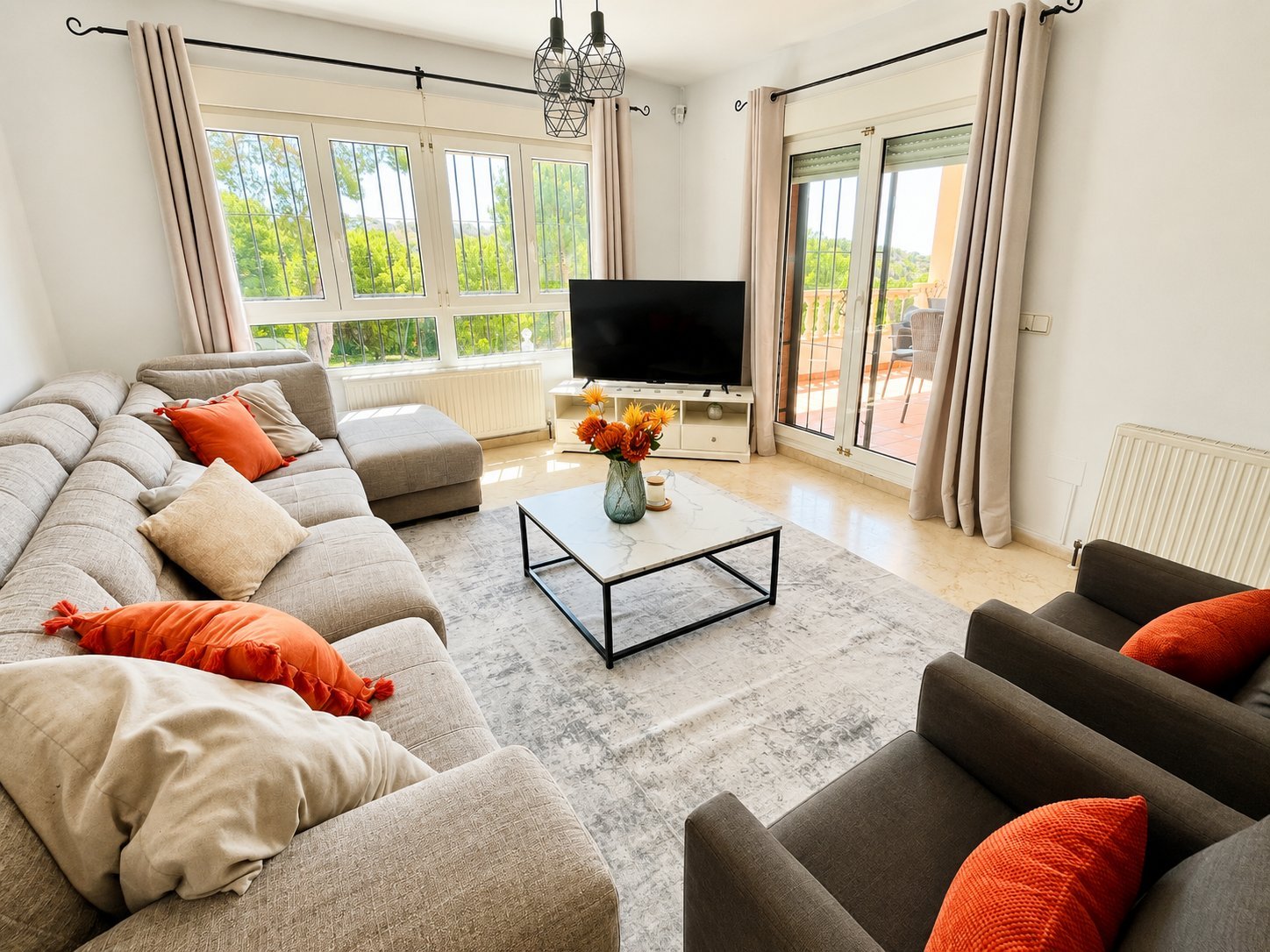 We are proud to present this exceptional 5-bedroom, 3-bathroom detached villa, beautifully situated on the prestigious Las Ramblas Golf Course. Set