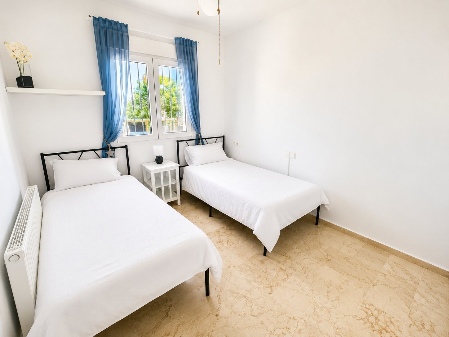 We are proud to present this exceptional 5-bedroom, 3-bathroom detached villa, beautifully situated on the prestigious Las Ramblas Golf Course. Set