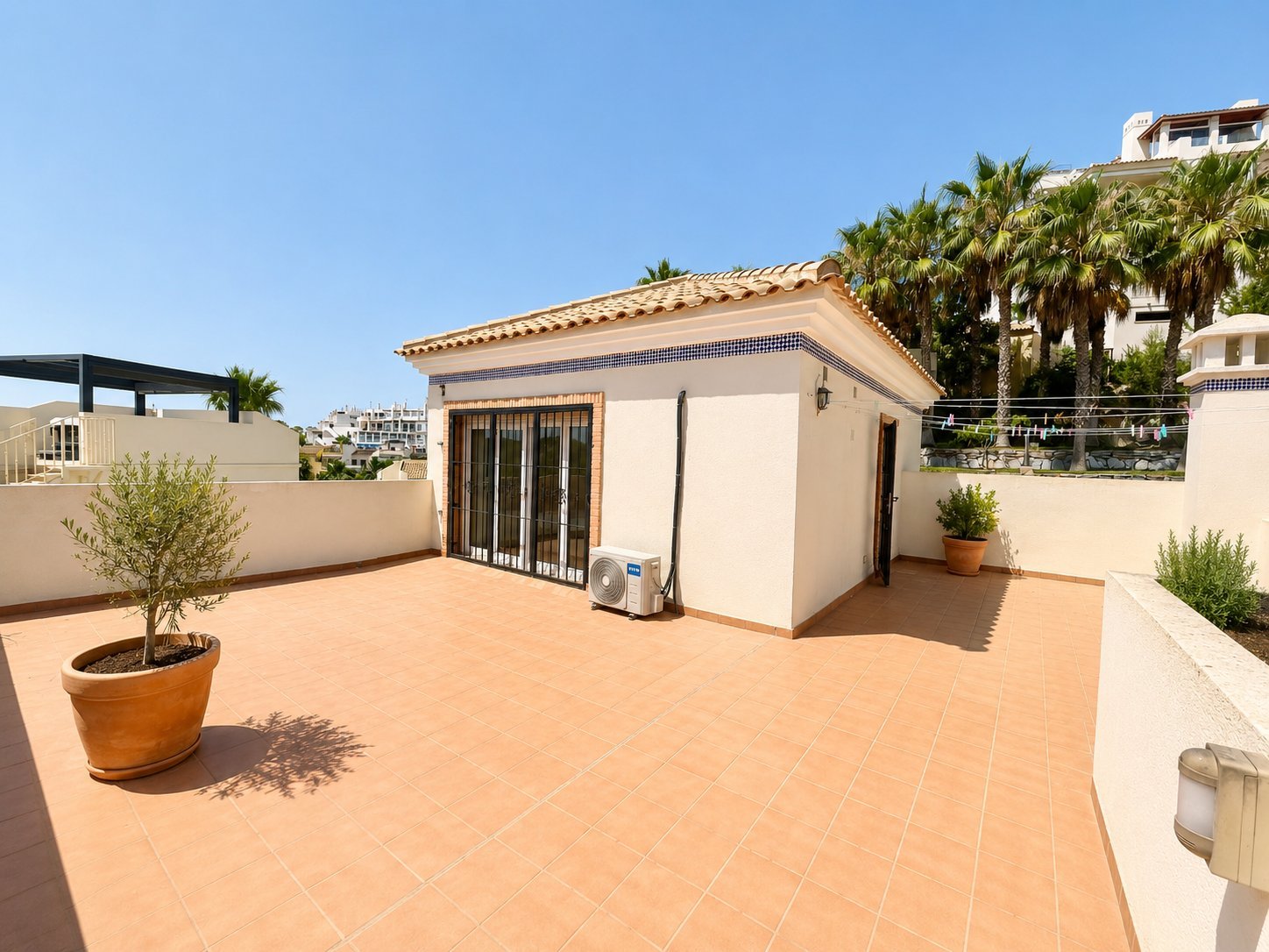 We are proud to present this exceptional 5-bedroom, 3-bathroom detached villa, beautifully situated on the prestigious Las Ramblas Golf Course. Set