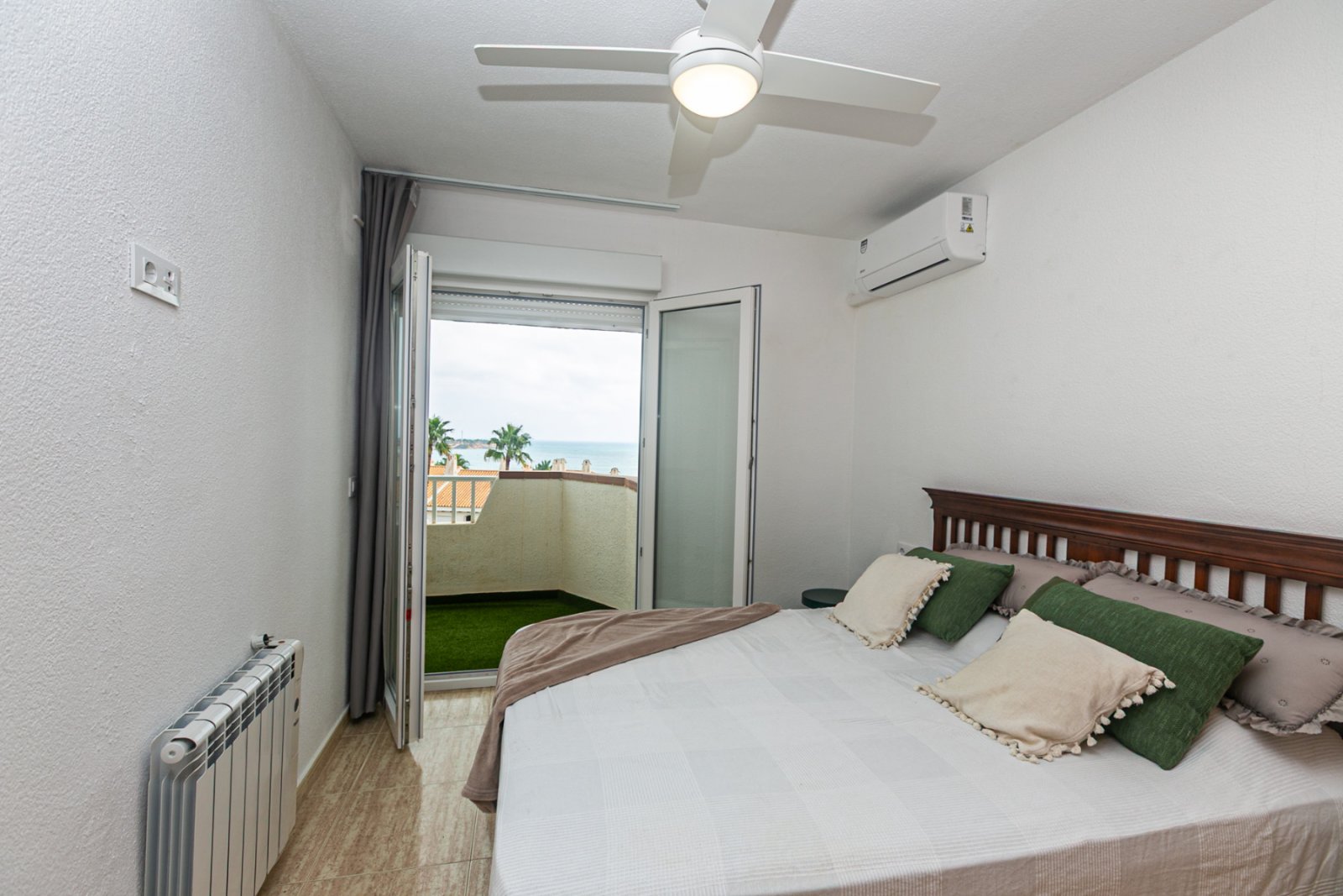 Charmante Maisonette in der bekannten Wohnanlage Aguamarina in Cabo Roig, einer der attraktivsten Küstengegenden der Orihuela Costa. Die Wohnanlage b