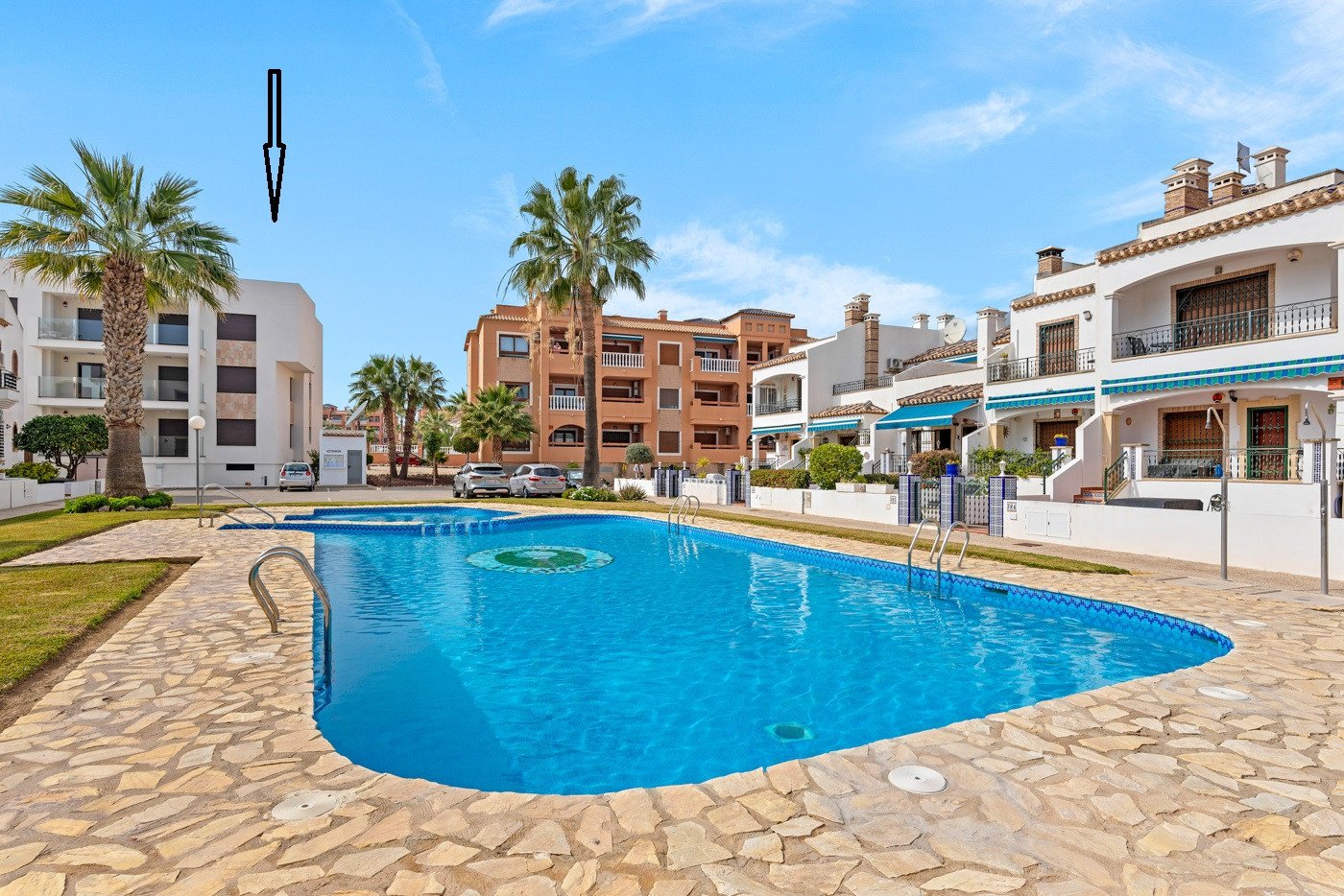 Brandneues Penthouse mit privatem Solarium in Villamartín, PAU 8 Orihuela Costa. Entdecken Sie diese dritte Etage Penthouse mit Aufzug, in der belie