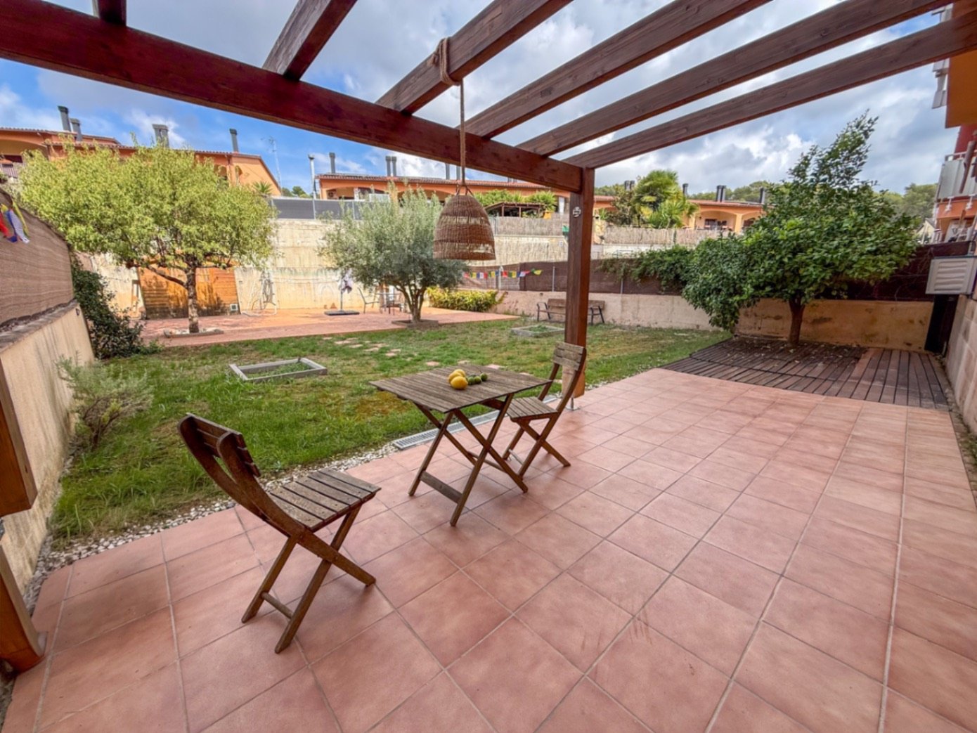 Helles und geräumiges Familienhaus zum Verkauf in Mas Mila, Olivella, mit 100 m² Wohnfläche und einem großzügigen 100 m² großen privaten Außenbereich.