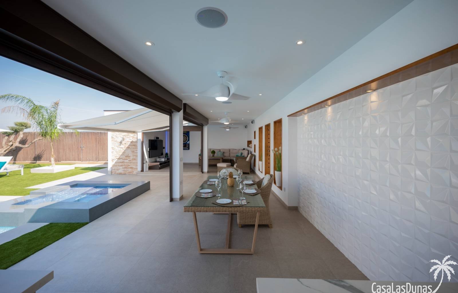 Suchen Sie Ruhe und gleichzeitig alle Annehmlichkeiten, um ein luxuriöses Leben zu führen? Dann ist diese Luxusvilla das Haus, von dem Sie schon imme