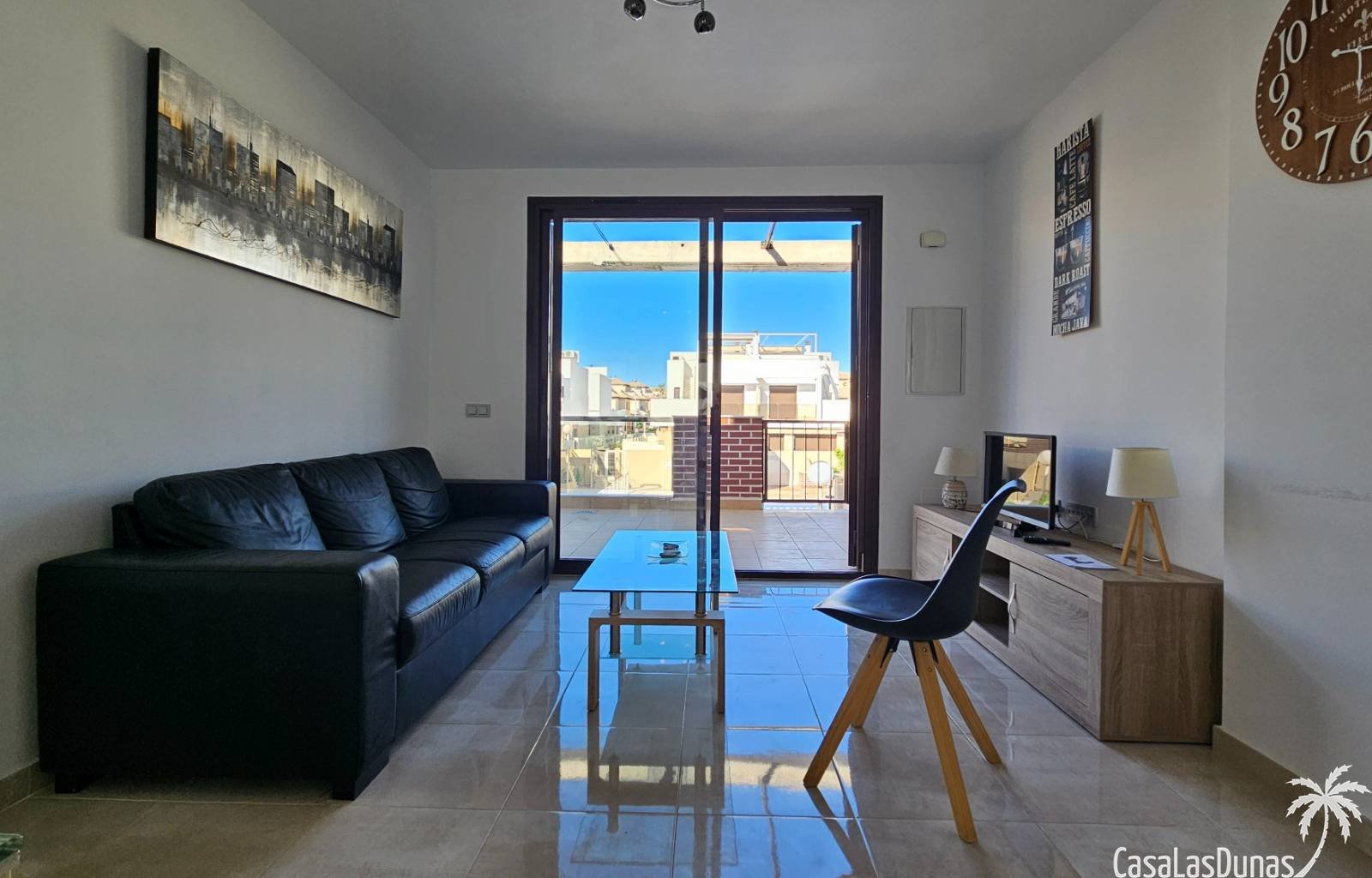 Entdecken Sie diese ideal gelegene Dachgeschosswohnung mit privater Dachterrasse in Lomas de Cabo Roig, nur wenige Schritte von Geschäften, Bars, Res