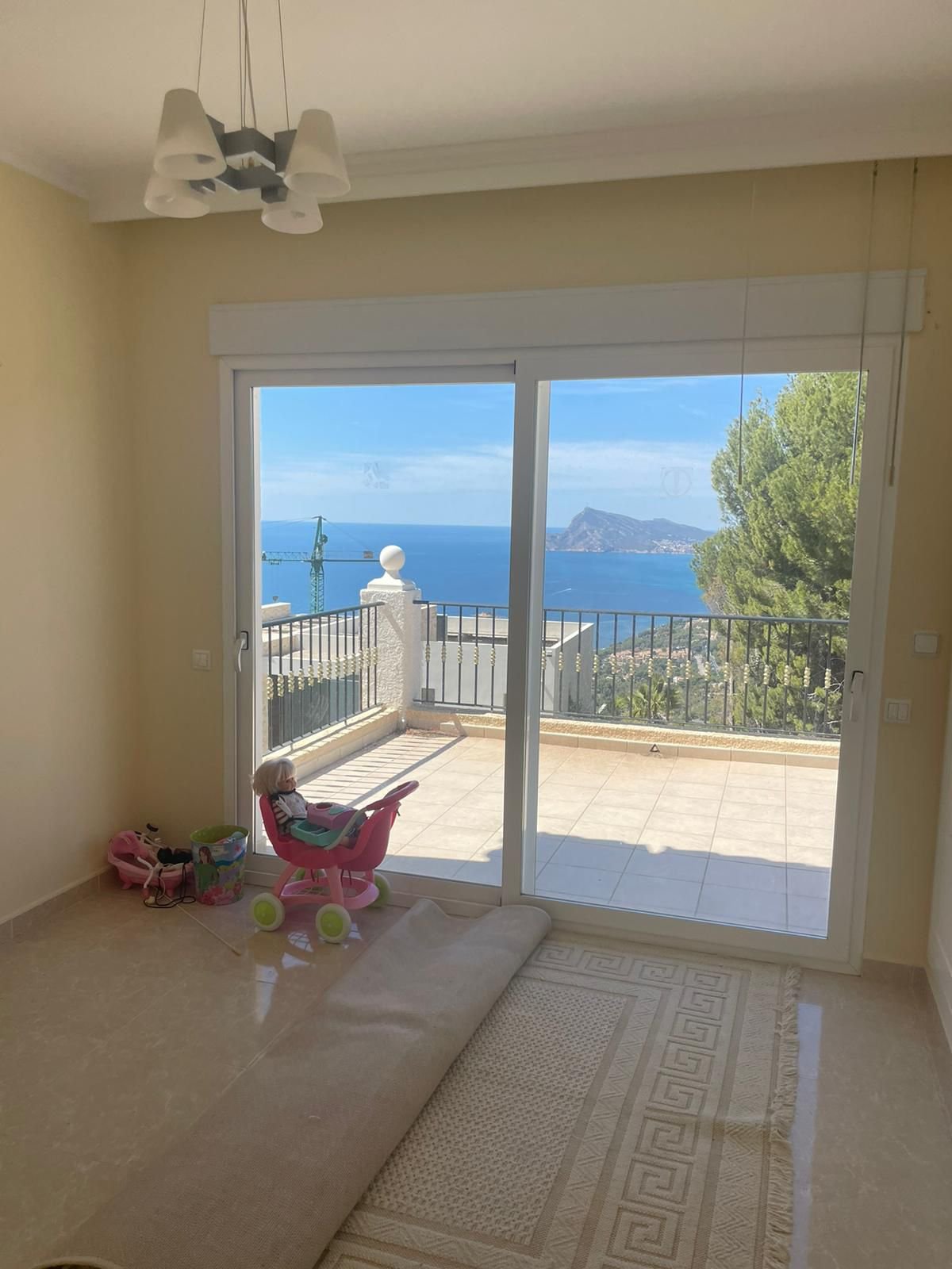 In der schönen Ortschaft Altea gelegen, bietet diese exklusive Villa ein einzigartiges Wohnerlebnis mit beeindruckendem Meerblick. Entworfen für diej