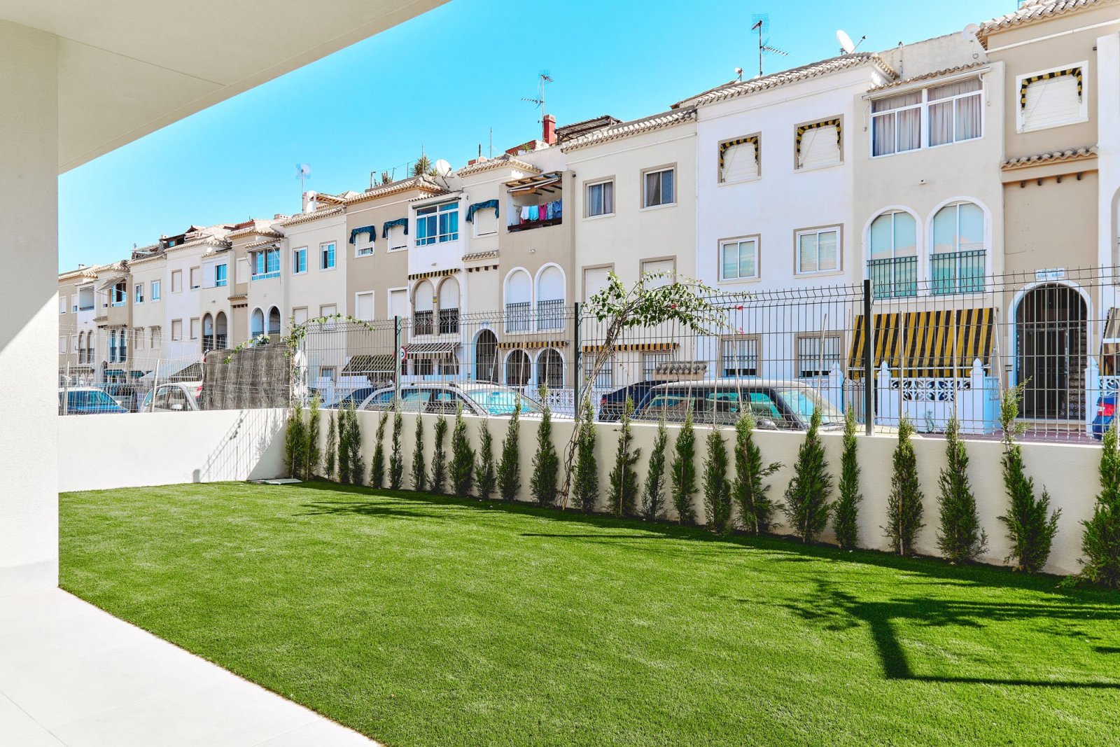 Torrevieja:  In der charmanten Stadt Torrevieja gelegen, bietet diese Wohnanlage eine Auswahl von 55 Bungalows, die darauf ausgelegt sind, die Bedürfnisse derjeni 
