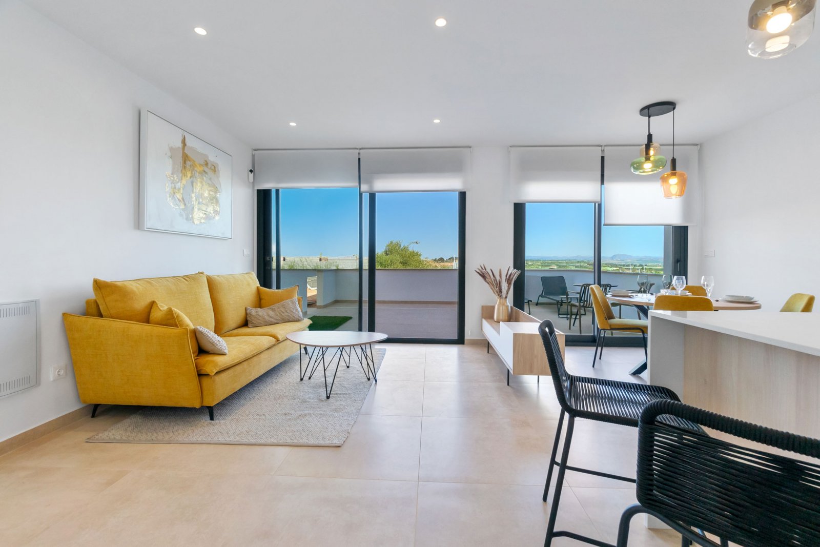 In der charmanten Stadt Torrevieja gelegen, bietet dieser Wohnkomplex eine Auswahl von 34 High-Bungalow- und Low-Bungalow-Immobilien. Diese Wohnungen