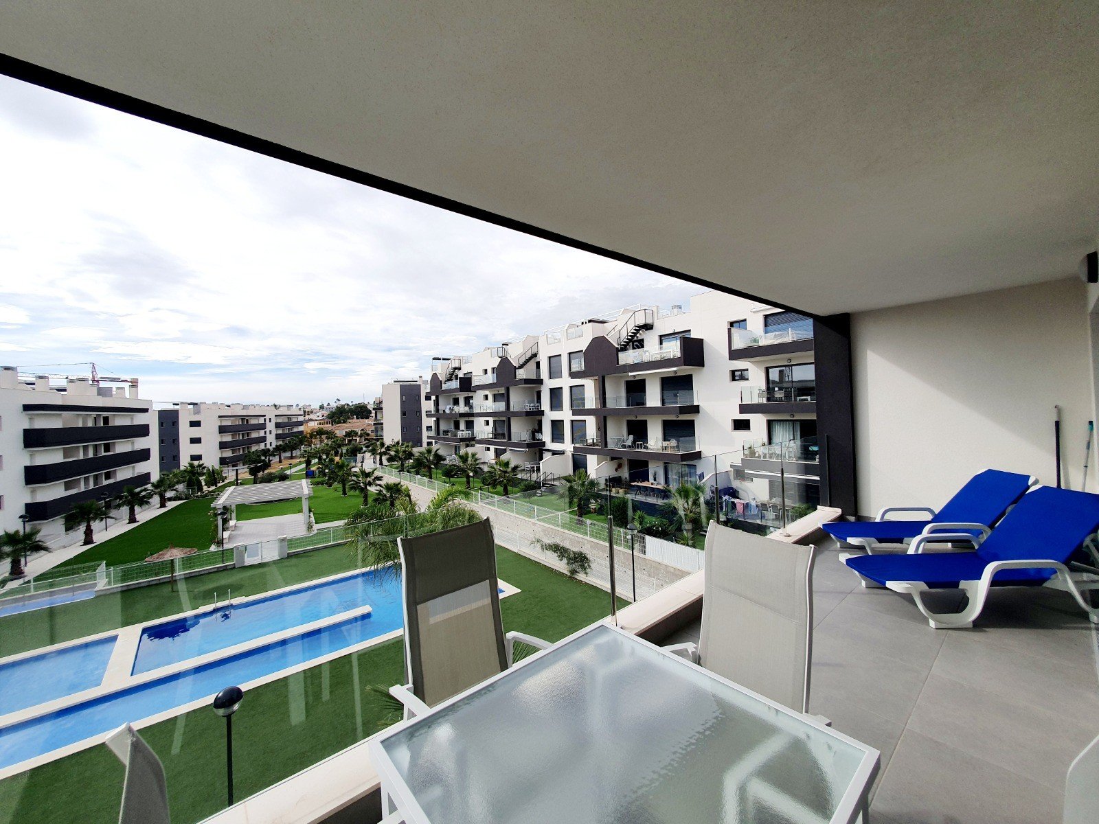 Discover this superb modern flat situated on the 2nd floor (with lift access) within the prestigious, secure Valentino Golf residence. Ideally facin