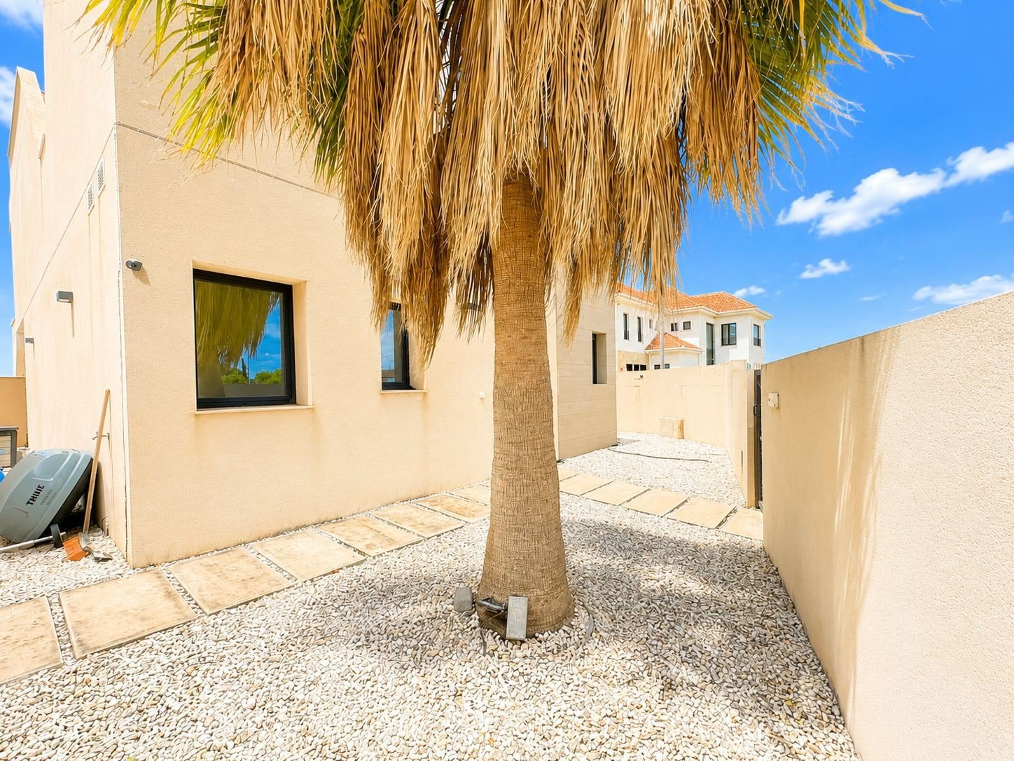   Today we are delighted to present this exceptional 4-bedroom, 4-bathroom detached villa located in the highly sought-after area of Benijófar. Set on